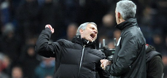 José Mourinho, trenér Chelsea, se raduje po vítzství na Manchesteru City.