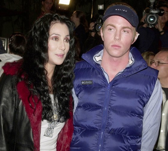 Cher se synem Elijahem Bluem Allmanem v roce 2001