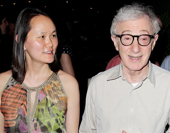 Woody Allen si zaal se Soon-Yi Previnovou, kdy jí bylo 21 let a jemu 56....