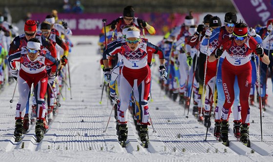 V OLYMPIJSKÉM ZÁVOD. Polka Justyna Kowalczyková (vpravo) na trati skiatlonu na