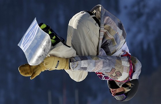 Americký snowboardista Sage Kotsenburg  v olympijském finále slopestylu.