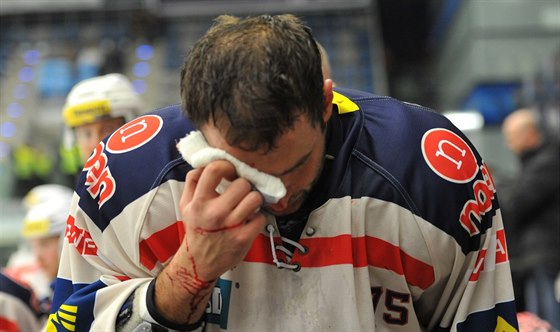 Zranný chomutovský hokejista Maris Jass.