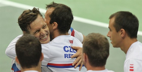 Tomá Berdych (vlevo) práv zajistil eským tenistm postup do tvrtfinále...