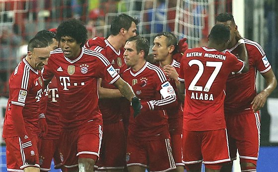 Fotbalisté Bayernu Mnichov slaví jednu z pti branek proti Frankfurtu.