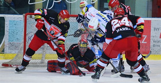 PETLAOVANÁ PED BRANKOU. Momentka z duelu Brno (modrobílá) vs. Hradec Králové