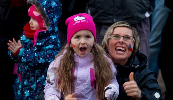 FANDÍME! Návtvníci Olympijského parku na Letné usilovn podporují eské...