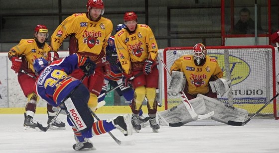 Momentka z utkání mezi hokejisty Motoru eské Budjovice (v modrém) a