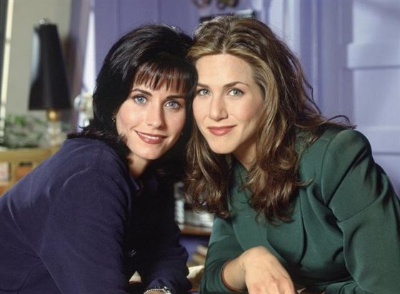 Courteney Coxová a Jennifer Anistonová v seriálu Pátelé (1994)