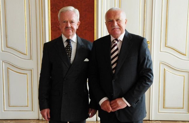 Dánský velvyslanec Christian Hoppe (vlevo) s bývalým prezidentem Václavem