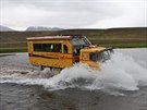 Vnitrozemí Islandu lze projet jen terénními vozy  na snímku speciální