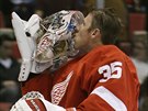 Jimmy Howard, glman Detroitu Red Wings, dkuje sv masce.