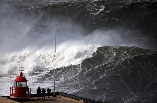 Lidé pozorují obrovské vlny u majáku u portugalského Nazaré (Portugalsko, 2.... Lidé pozorují obrovské vlny u majáku u portugalského Nazaré (Portugalsko, 2....