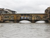 Obyvatel Florencie hled na rozvodnnou eku Arno z historickho mostu Ponte