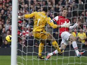 Nacho Monreal (vpravo) z Arsenalu se pokou pokoit glmana Juliana Speroniho