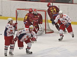 Momentka z utkn Havlkv Brod (bl) - Jihlava. Domc hri oslavuj branku.