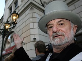 Eugen Brikcius ukazuje na veřejné osvětlení, lampy plynové; Praha, duben 2007