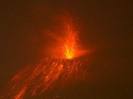 OHNIVÝ KRK. Ekvádorská sopka Tungurahua neboli Ohnivý krk mí 5 023 metr. Po...