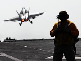 START Z LODI. Stíhaka F-18 vzlétá z paluby letadlové lodi USS Harry S. Truman...
