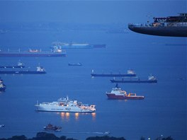 BRÁNA ASIE. Lod ekají, a budou moci zakotvit v Singapuru. Asijský státeek...