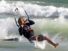 SURFUJÍCÍ KRÁL. V Kapském mst v JAR se konaly závody kitesurfer King of the...