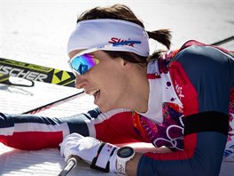 Norka Marit Björgenová se v cíli raduje z olympijského vítzství ve skiatlonu...