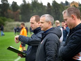 Trenér Vítzslav Lavika sleduje sparanské fotbalisty bhem pípravného zápasu.