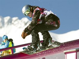 Snowboardistka rka Panochov pi trninku slopestylu v Krsn Poljan,...