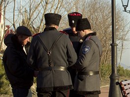 KONTROLA KOLEG. Uniformovaní píslunici bezpenostních sloek kontrolují...