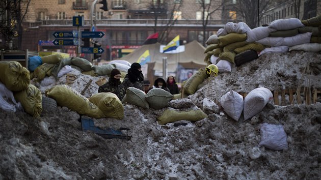 Demonstranti v Kyjev zpevuj sv barikdy zmrzlm a pinavm snhem (5. nora 2014)