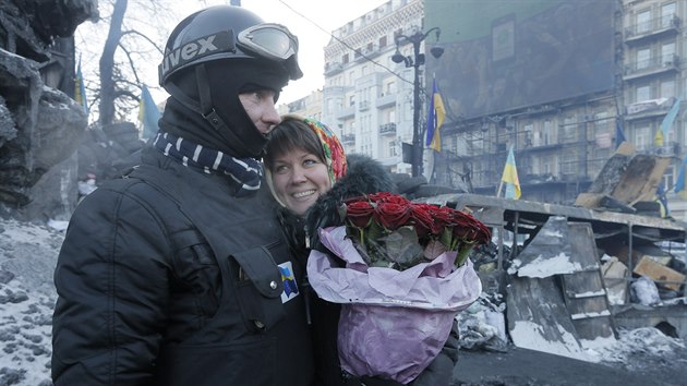 Rud re pro revoluci. Pvabn Ukrajinka pila na barikdy vyjdit podporu demonstrantm (5. nora 2014)