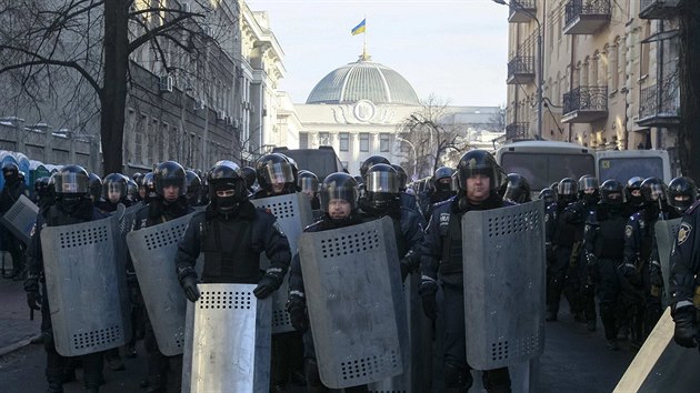 Policejn kordony v centru Kyjeva (5. nora 2014)