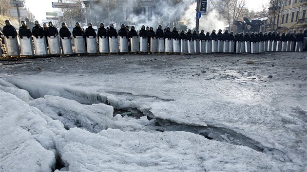 Policejn kordony v centru Kyjeva (5. nora 2014)