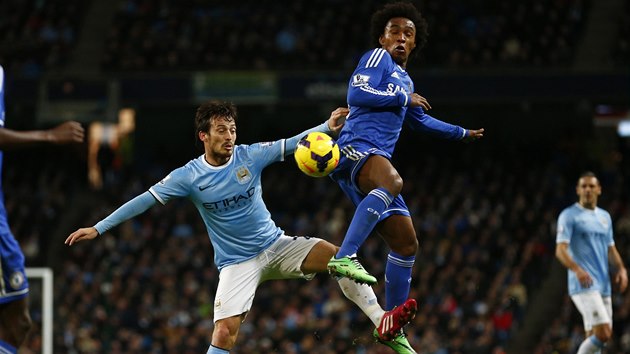 David Silva (vlevo) z Manchesteru City v tkm souboji s Willianem z Chelsea.