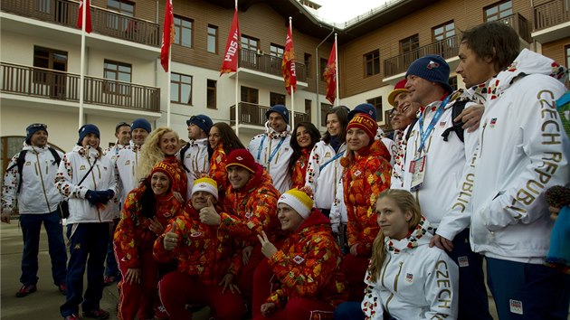 et sportovci (v blm) se fotografuj s doprovodnmi umlci pi slavnostnm vtn v horsk olympijsk vesnici Mountain Village v Roza Chutor.
