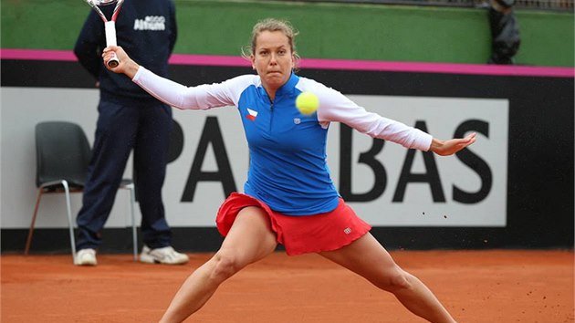 BOJ. esk tenistka Barbora Zhlavov-Strcov hraje ve Fed Cupu proti panlce Suarzov.