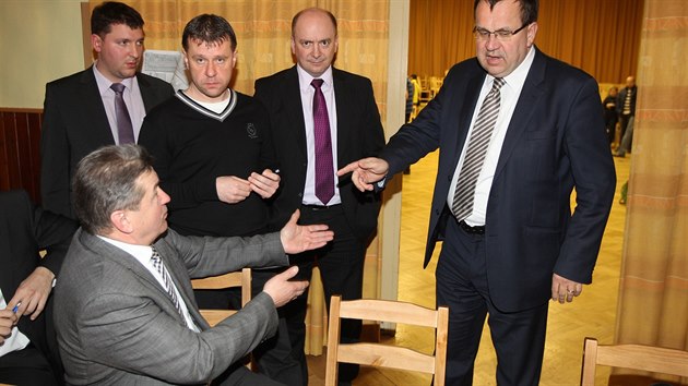 Ministr prmyslu Jan Mldek (vpravo) debatuje s obany Dobrovze o plnovan stavb skladu firmy Amazon (4.2.2014)