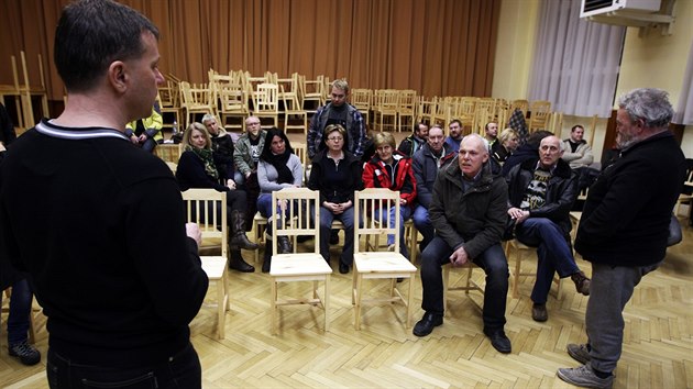 Debata oban Dobrovze k plnovan stavb skladu firmy Amazon v obci (4.2.2014)