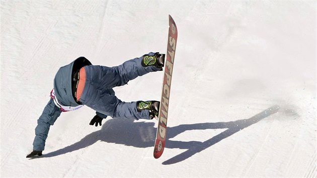 Rusk snowboardista Alexej Sobolev pi kvalifikaci ve slopestylu. (6. nora 2014)