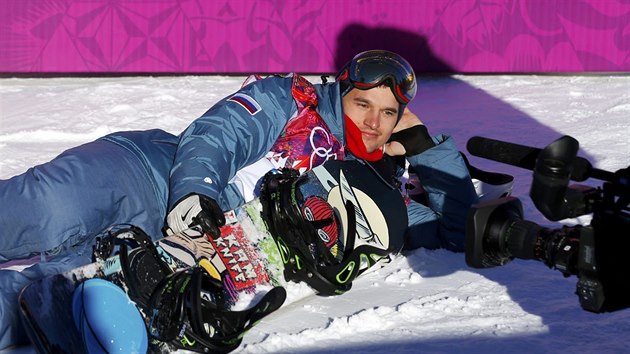 Rusk snowboardista Alexej Sobolev pi kvalifikaci ve slopestylu. (6. nora 2014)