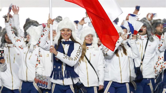 Vprava sportovc esk republiky v ele s lyakou rkou Strachovou pichz na slavnostn zahajovac ceremonil zimnch olympijskch her v Soi. (7. nora 2014)