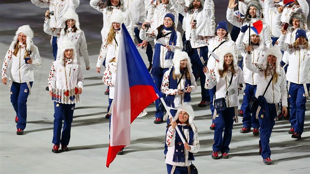 Vprava sportovc esk republiky v ele s lyakou rkou Strachovou pichz na slavnostn zahajovac ceremonil zimnch olympijskch her v Soi. (7. nora 2014)