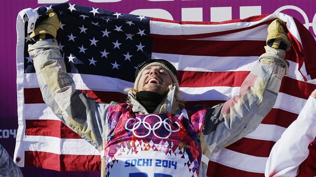 Americk snowboardista Sage Kotsenburg slav vtzstv v olympijskm finle slopestylu. (8. nora 2014)