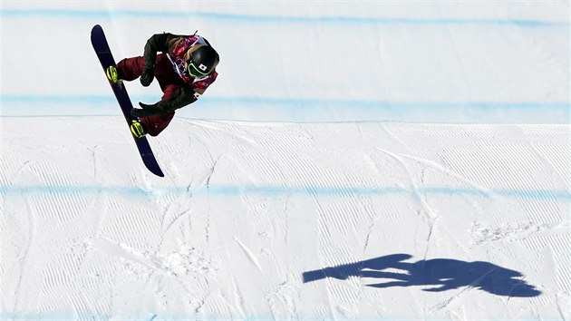 Japonsk snowboardista Yuki Kadono v olympijskm finle slopestylu. (8. nora 2014)
