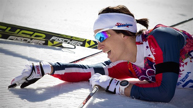 Norka Marit Bjrgenov se v cli raduje z olympijskho vtzstv ve skiatlonu en na 15 kilometr. (8. nora 2014)