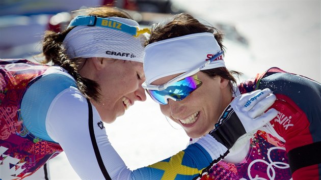 Norka Marit Bjrgenov (vpravo) se v cli raduje z olympijskho vtzstv ve skiatlonu en na 15 kilometr. Stbrnou medaili vybojovala vdka Charlotte Kallaov (vlevo). (8. nora 2014)