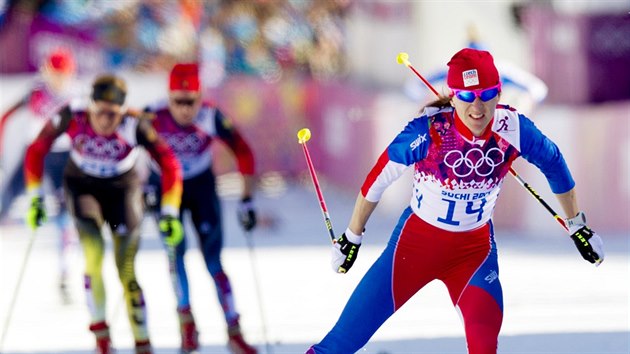 esk skiatlonistka Eva Vrabcov-Nvltov (vpedu) skonila v zvodu na 15 kilometr jedenct. (8. nora 2014)