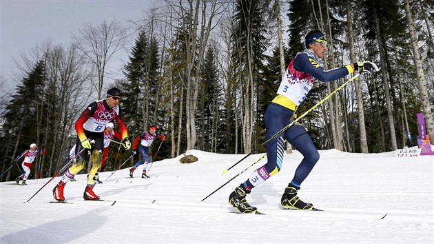 Kazaký závodník Alexej Poltoranin pi závodu skiatlonist na 30 kilometr ve...