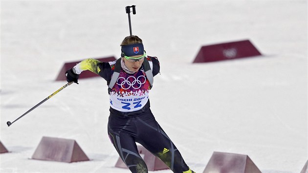 Slovensk biatlonistka Anastasia Kuzminov pi zvodu ve sprintu na 7,5 kilometru. (9. nora 2014)