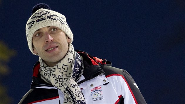 Kapitn slovenskch hokejist Zdeno Chra sleduje ensk biatlonov zvod ve sprintu na 7,5 kilometru. (9. nora 2014)