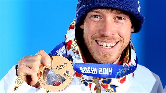 esk biatlonista Jaroslav Soukup dostal pi slavnostnm ceremonilu bronzovou olympijskou medaili, kterou vybojoval v zvodu na 10 kilometr. (9. nora 2014)